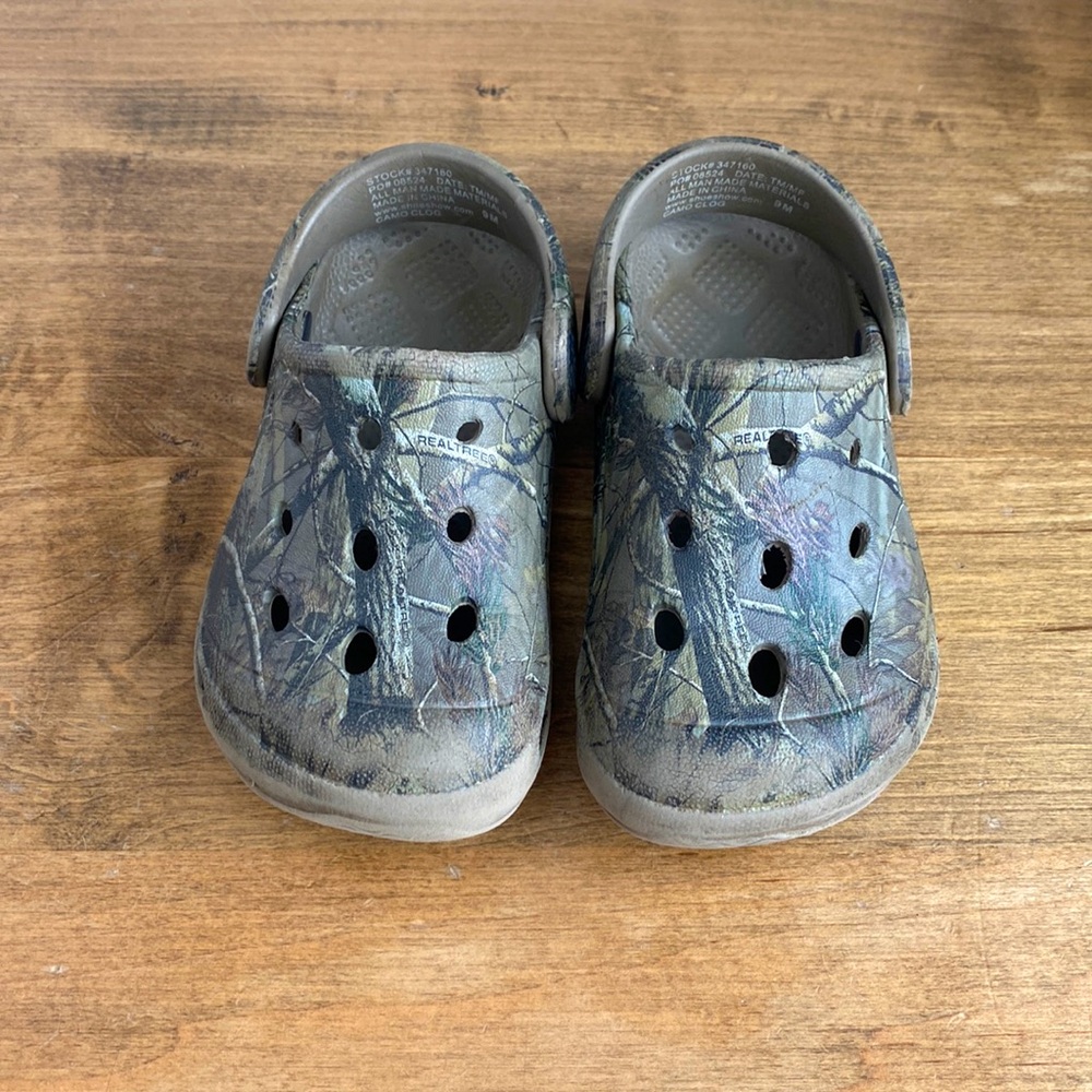 Kids camo sandals. Toddler size 9